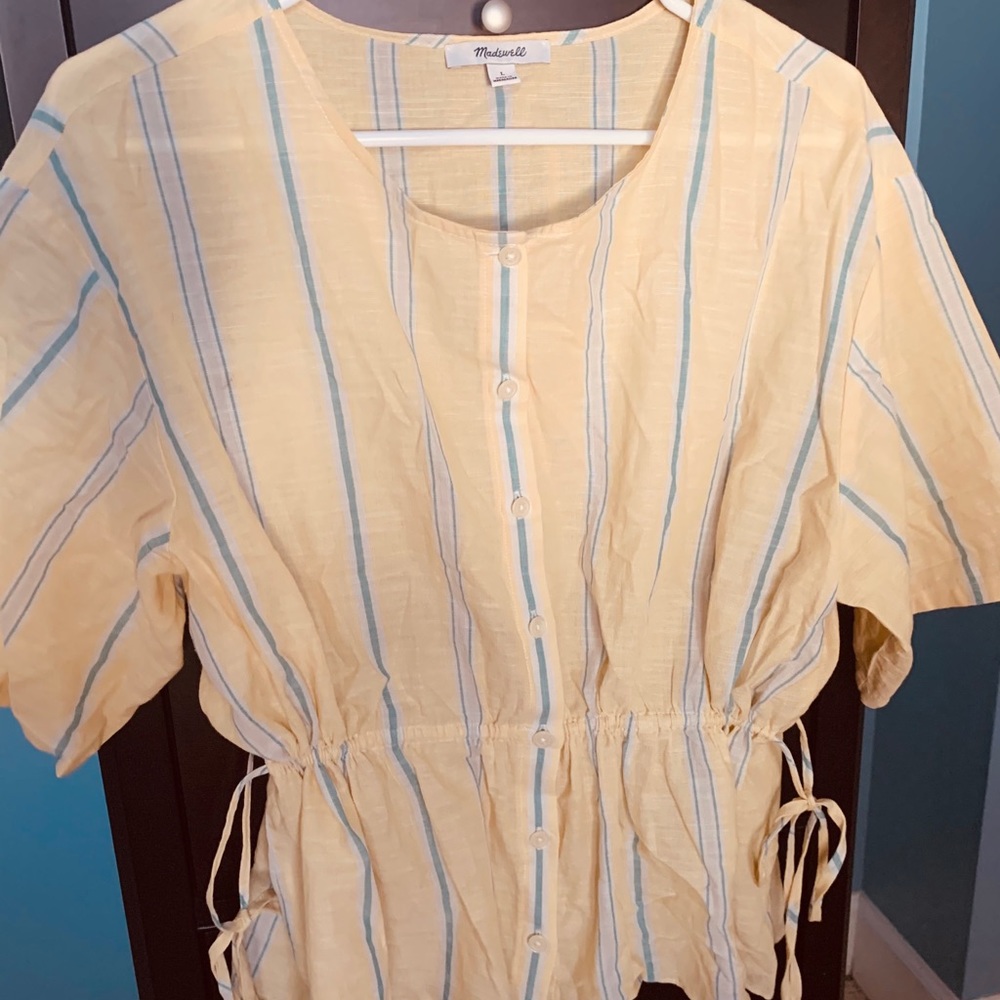 Adorable top with bow detail at waist